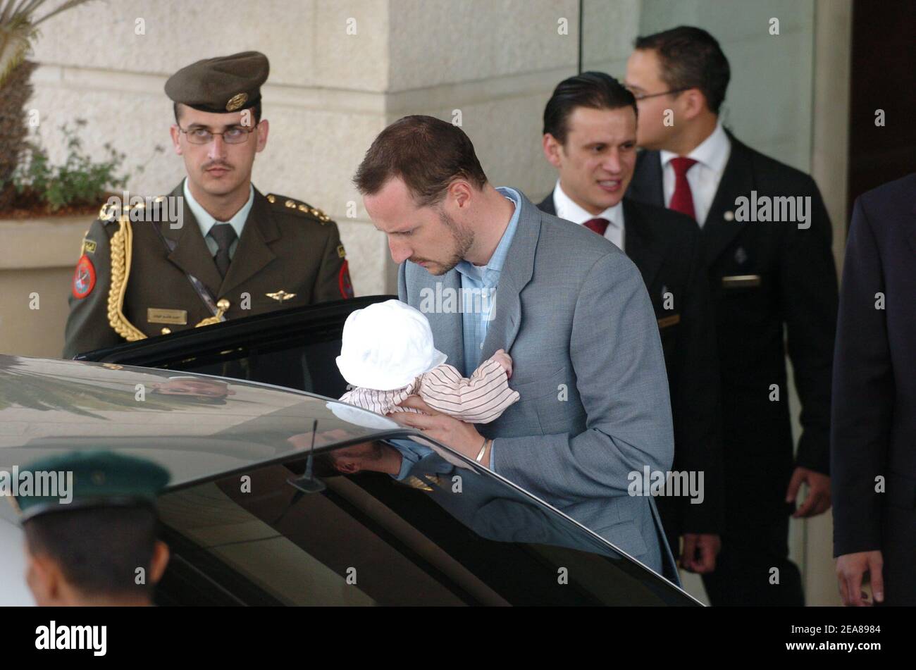 Kronprinz Haakon Magnus von Norwegen, seine Frau Prinzessin Mette-Marit und ihre Tochter verlassen das Hotel Four Seasons in Amman-Jordanien am May28. 2004 nach Aqaba, wo heute Abend ein Abendessen stattfinden sollte, um Jordaniens Kronprinz Hamzah bin Al-Hussein (24 Jahre) zu feiern, der seine Cousine Prinzessin Noor heiratete (19 Jahre alt) bei einer großen Zeremonie im Zahran Palast, offizieller Sitz der Hachem Monarchie. Der Prinz ist Halbbruder des heutigen Königs Abdala II. Und der älteste Sohn des verstorbenen Königs Hussein und seiner amerikanischen Frau Prinzessin Noor Al-Hussein. Bei der Feier lokale und internationale Persönlichkeiten Stockfoto