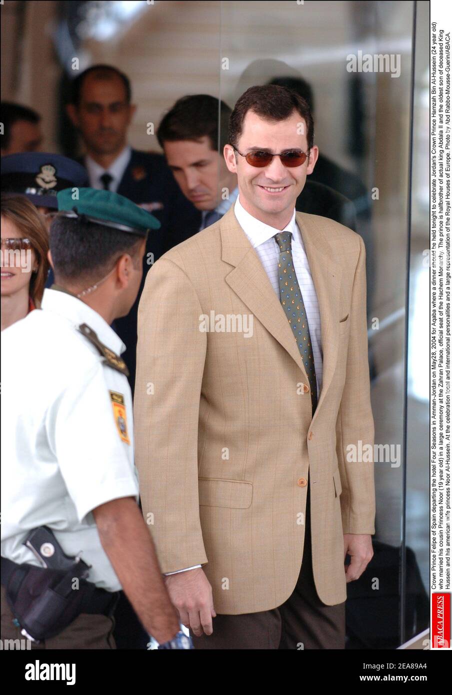 Kronprinz Felipe von Spanien verlässt das Hotel Four Seasons in Amman-Jordanien am May28. 2004 nach Aqaba, wo heute Abend ein Abendessen stattfinden soll, um Jordaniens Kronprinz Hamzah bin Al-Hussein (24 Jahre) zu feiern, der seine Cousine Prinzessin Noor (19 Jahre) heiratete. In einer großen Zeremonie im Zahran Palast, offizieller Sitz der Hachem Monarchie. Der Prinz ist Halbbruder des heutigen Königs Abdala II. Und der älteste Sohn des verstorbenen Königs Hussein und seiner amerikanischen Frau Prinzessin Noor Al-Hussein. Bei der Feier lokale und internationale Persönlichkeiten und eine große Vertretung der königlichen Häuser von Europa. Stockfoto