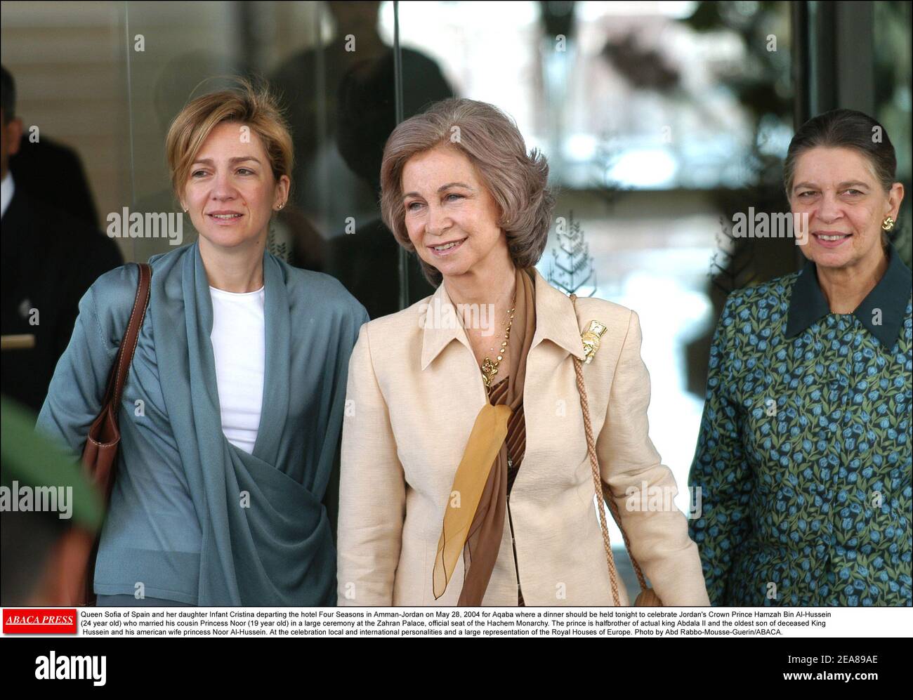 Königin Sofia von Spanien und ihre Tochter Cristina verlassen das Hotel Four Seasons in Amman-Jordanien am 28. Mai 2004 nach Aqaba, wo heute Abend ein Abendessen stattfinden soll, um Jordaniens Kronprinz Hamzah bin Al-Hussein (24 Jahre) zu feiern, der seine Cousine Prinzessin Noor (19 Jahre) heiratete In einer großen Zeremonie im Zahran Palast, offizieller Sitz der Hachem Monarchie. Der Prinz ist Halbbruder des heutigen Königs Abdala II. Und der älteste Sohn des verstorbenen Königs Hussein und seiner amerikanischen Frau Prinzessin Noor Al-Hussein. Bei der Feier lokale und internationale Persönlichkeiten und eine große Vertretung der t Stockfoto