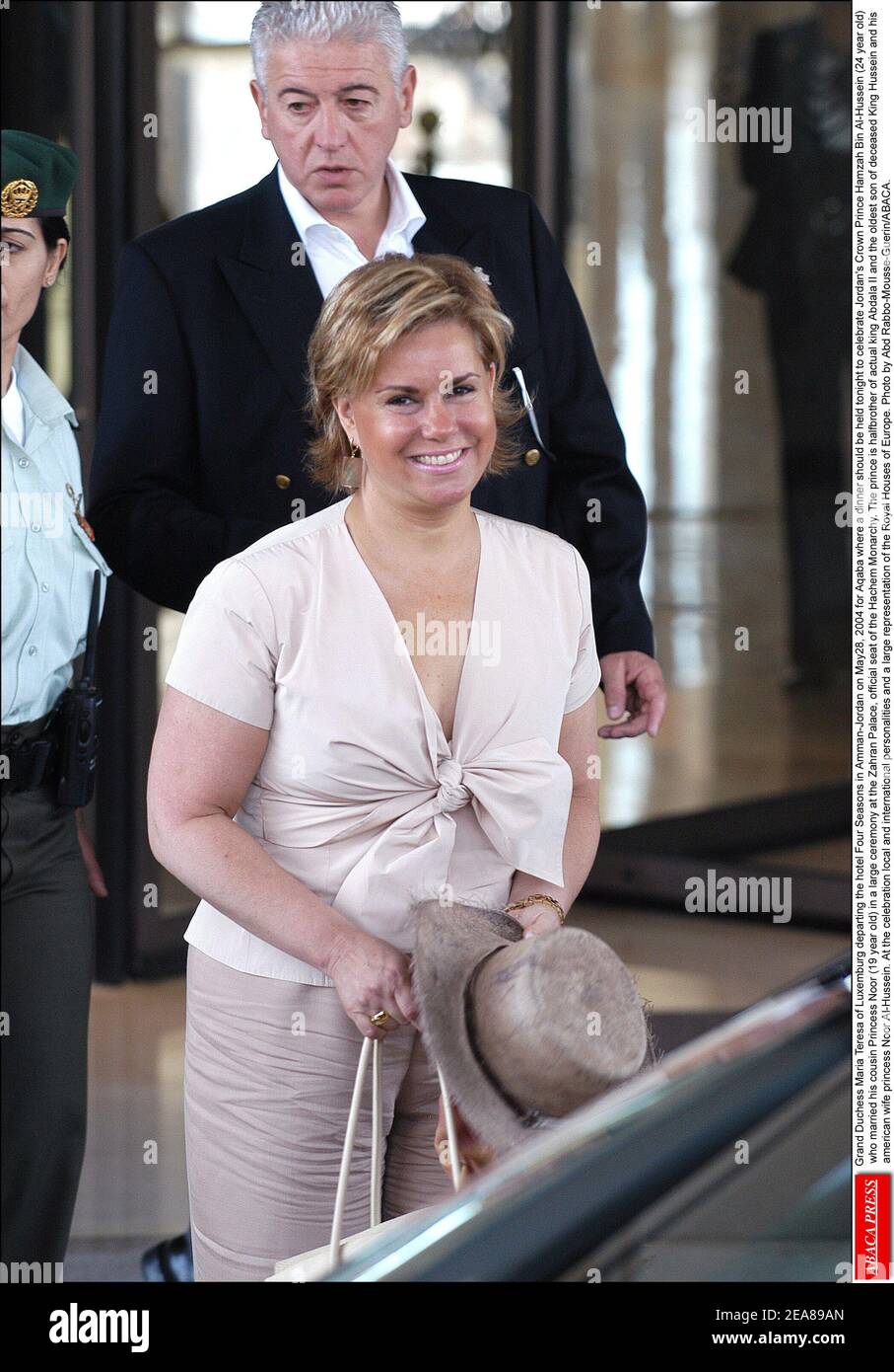 Großherzogin Maria Teresa von Luxemburg verlässt das Hotel Four Seasons in Amman-Jordanien am May28. 2004 nach Aqaba, wo heute Abend ein Abendessen stattfinden soll, um Jordaniens Kronprinz Hamzah bin Al-Hussein (24 Jahre) zu feiern, der seine Cousine Prinzessin Noor (19 Jahre) heiratete. In einer großen Zeremonie im Zahran Palast, offizieller Sitz der Hachem Monarchie. Der Prinz ist Halbbruder des heutigen Königs Abdala II. Und der älteste Sohn des verstorbenen Königs Hussein und seiner amerikanischen Frau Prinzessin Noor Al-Hussein. Bei der Feier lokale und internationale Persönlichkeiten und eine große Darstellung der königlichen Häuser Stockfoto