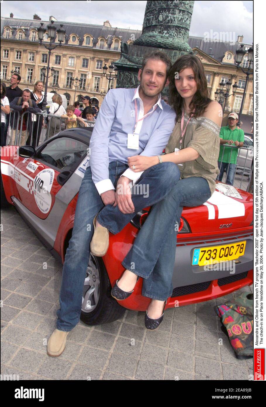 Alexandra und Olivier vom französischen Fernsehprogramm Bachelor 2003 eröffnen den ersten Tag der Rallye des Princesses 5th im neuen Smart Roadster BRABUS von Paris nach Monaco. Das Chech-in ist am™. Mai 2004 auf Place Vend 30 Me. Foto von Jean-Jacques Datchary/ABACA. Stockfoto