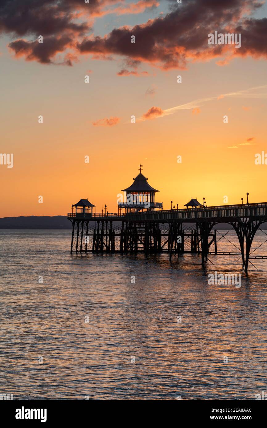 Clevedon Pier wunderschön hinterleuchtet mit einem goldenen Sonnenuntergang Stockfoto