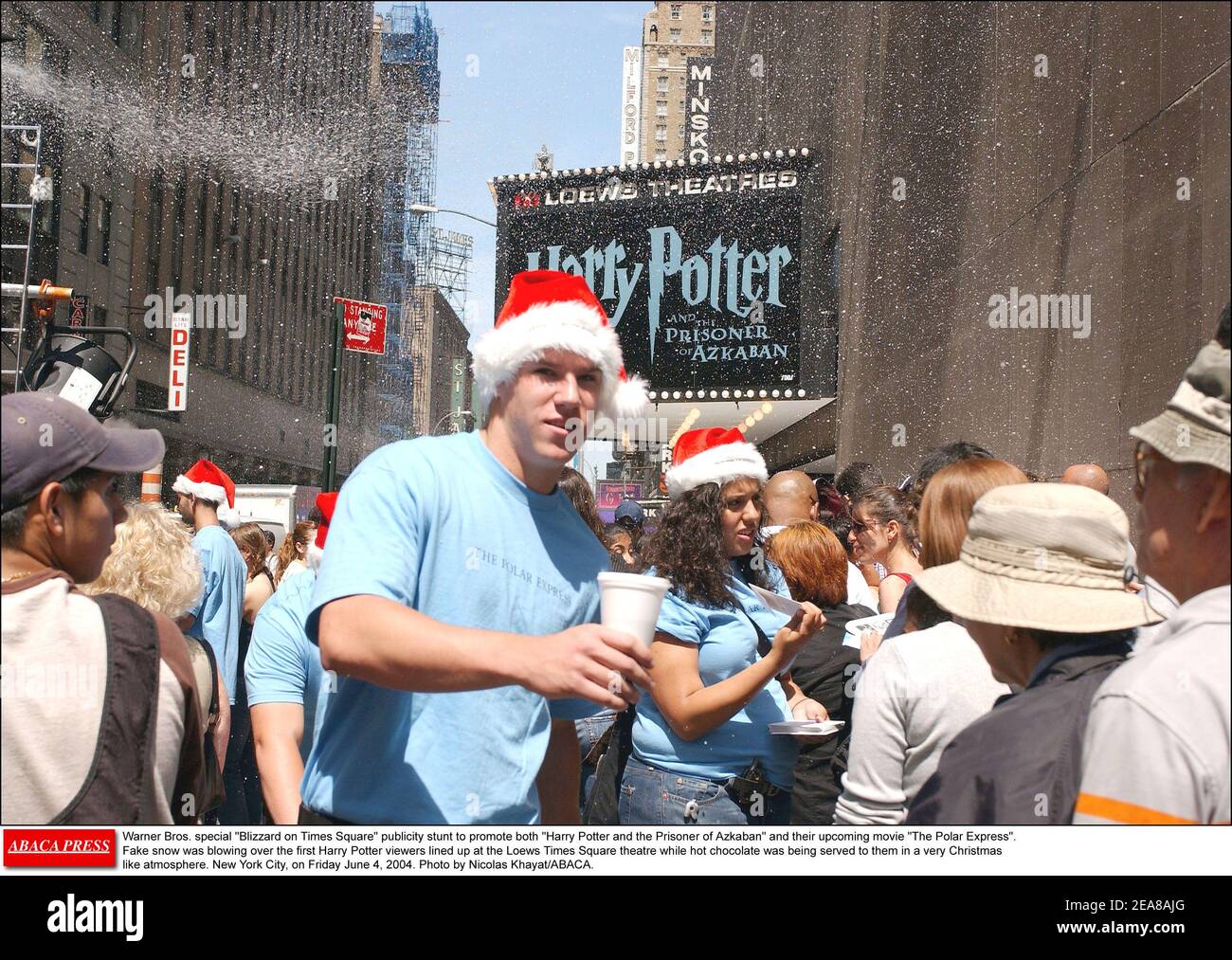 Warner Bros. Special Blizzard auf dem Times Square Werbestunt, um sowohl Harry Potter als auch den Gefangenen von Azkaban und ihren kommenden Film The Polar Express zu promoten. Fake Snow wehte über die ersten Harry Potter Zuschauer aufgereiht am Loews Times Square Theater, während heiße Schokolade wurde ihnen in einer sehr weihnachtlichen Atmosphäre serviert. New York, am Freitag, den 4. Juni 2004. Foto von Nicolas Khayat/ABACA. Stockfoto