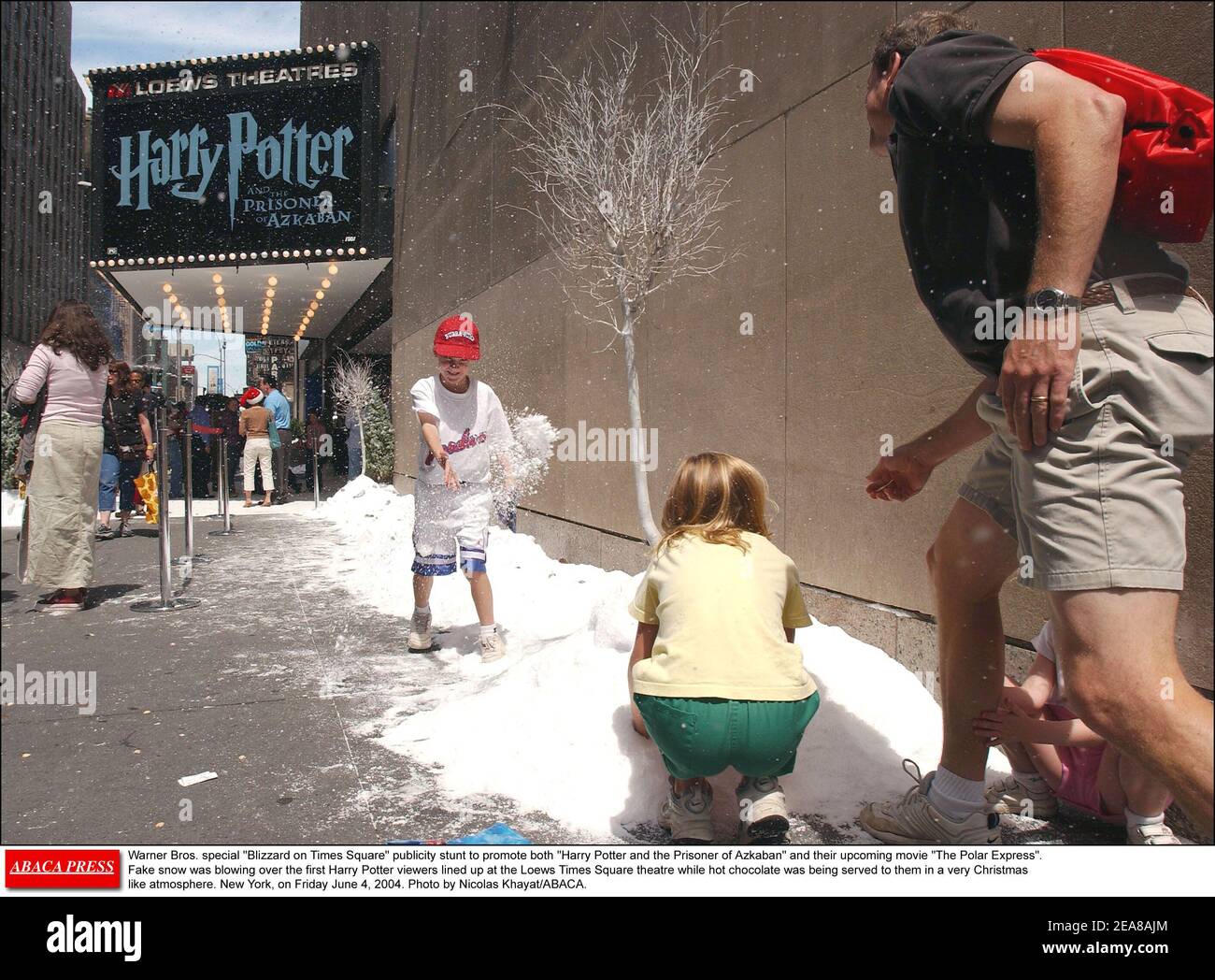 Warner Bros. Special Blizzard auf dem Times Square Werbestunt, um sowohl Harry Potter als auch den Gefangenen von Azkaban und ihren kommenden Film The Polar Express zu promoten. Fake Snow wehte über die ersten Harry Potter Zuschauer aufgereiht am Loews Times Square Theater, während heiße Schokolade wurde ihnen in einer sehr weihnachtlichen Atmosphäre serviert. New York, am Freitag, den 4. Juni 2004. Foto von Nicolas Khayat/ABACA. Stockfoto