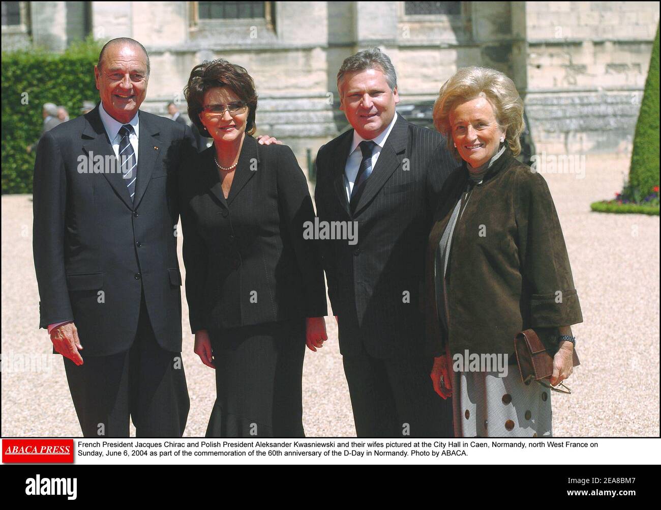 Der französische Präsident Jacques Chirac und der polnische Präsident Aleksander Kwasniewski und ihre Ehefrauen im Rathaus von Caen, Normandie, Nordwest-Frankreich, am Sonntag, den 6. Juni 2004 im Rahmen des Gedenkens an den 60th. Jahrestag des D-Day in der Normandie. Foto von ABACA. Stockfoto
