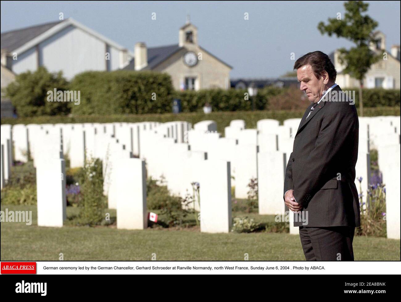 Deutsche Zeremonie unter der Leitung von Bundeskanzler Gerhard Schröder in Ranville Normandie, Nordwest-Frankreich, Sonntag, 6. Juni 2004 . Foto von ABACA. Stockfoto