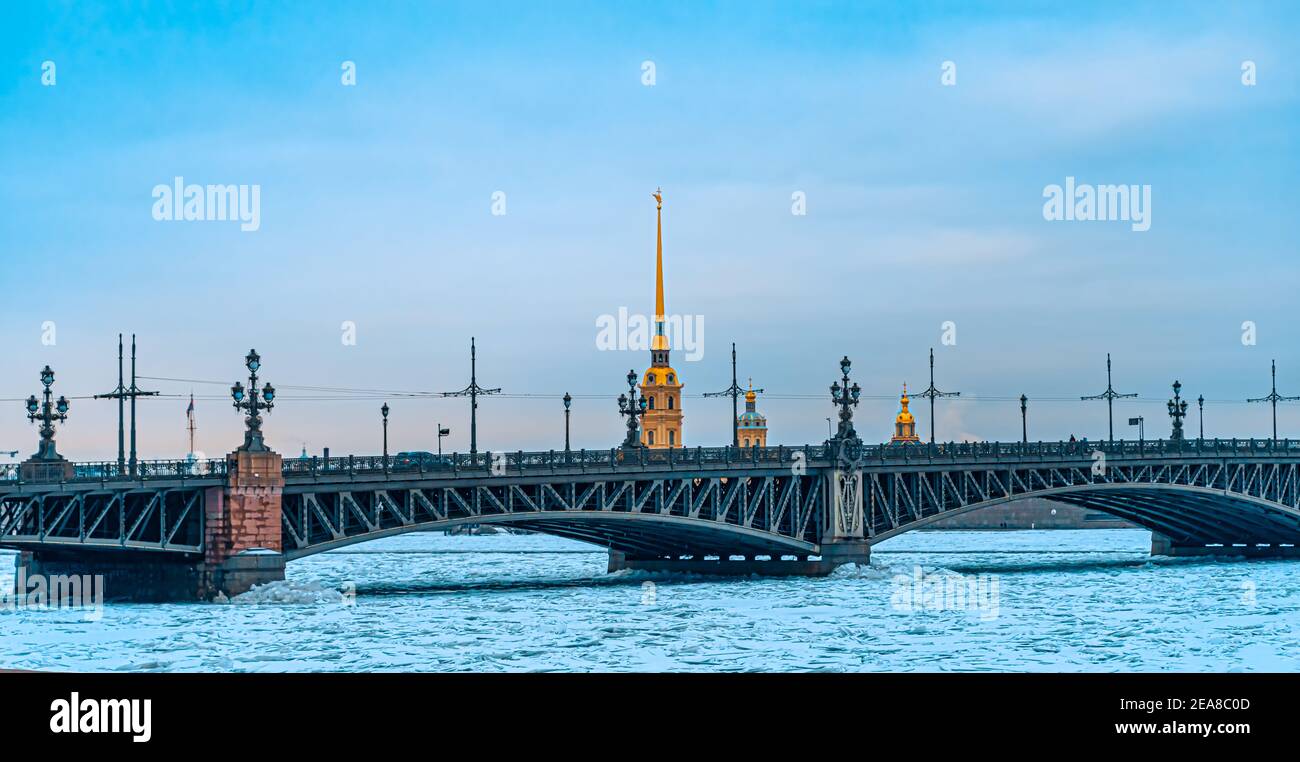 Blick auf Peter und Paul Festung und Trinity-Brücke in St. Petersburg. Winter Russland. Stockfoto