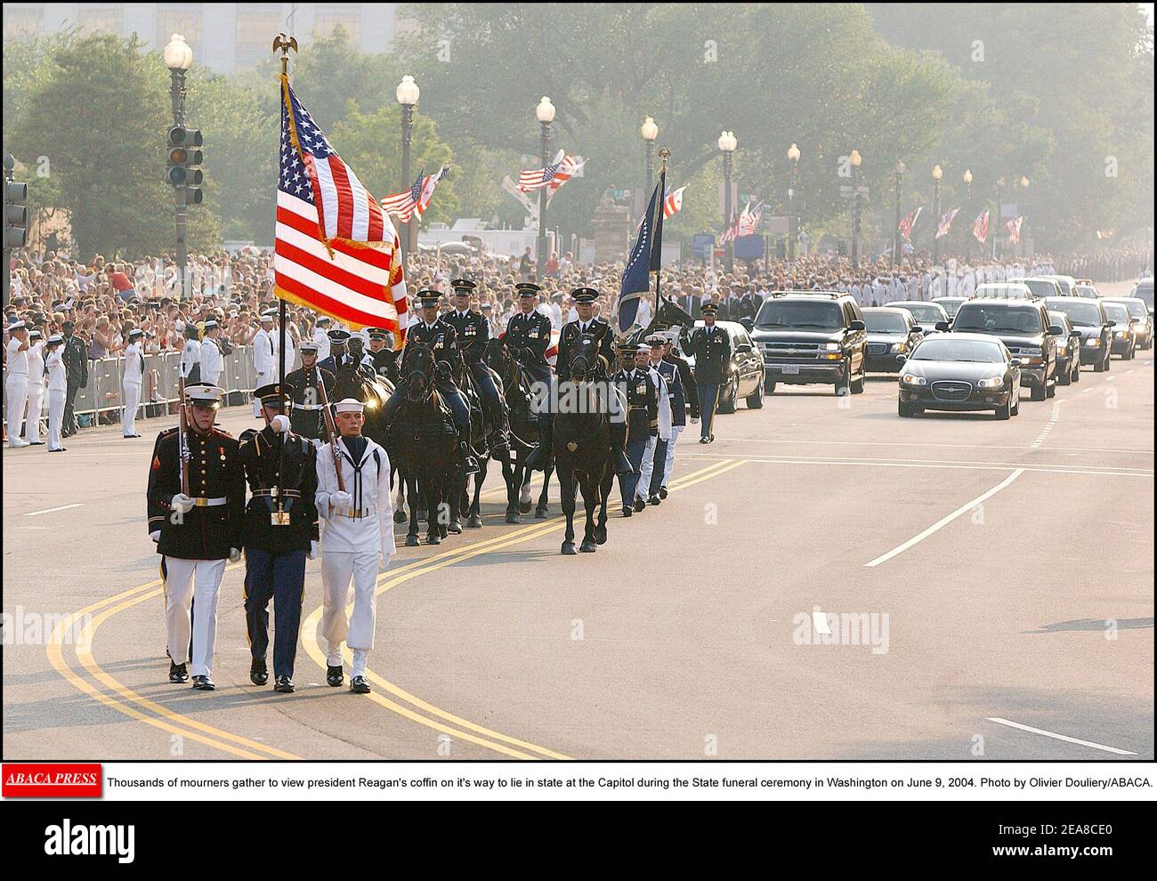 Tausende von Trauernden versammeln sich, um Präsident Reagans Sarg auf seinem Weg zu sehen, im Staat im Kapitol zu liegen, während der Beerdigungszeremonie des Staates in Washington am 9. Juni 2004. Foto von Olivier Douliery/ABACA. Stockfoto