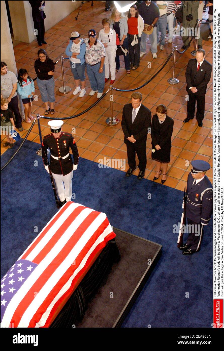 Der kalifornische Gouverneur Arnold Schwarzenegger und seine Frau Maria Shriver zollen dem ehemaligen Präsidenten Ronald Reagan Respekt, während seine Schatulle in der Ronald Reagan Presidential Library in Simi Valley, Kalifornien, in Ruhe liegt. Am Mittwoch wird Reagans Leichnam nach Washington, D.C., geflogen. Wo es im Zustand in der Capitol Rotunde liegen wird. Ein Staatsbegräbnis wird am späten Freitagmorgen in der Washington National Cathedral stattfinden, wo Präsident Bush am 7. Juni 2004 die Laudatio im Simi Valley halten wird. Foto von US Navy/ABACA. Stockfoto