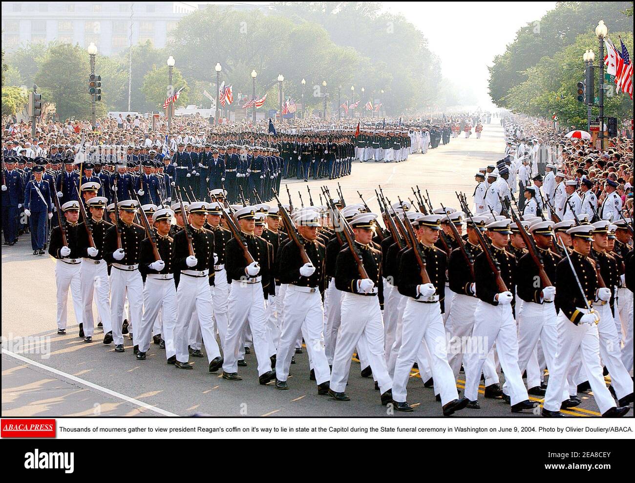 Tausende von Trauernden versammeln sich, um Präsident Reagans Sarg auf seinem Weg zu sehen, im Staat im Kapitol zu liegen, während der Beerdigungszeremonie des Staates in Washington am 9. Juni 2004. Foto von Olivier Douliery/ABACA. Stockfoto