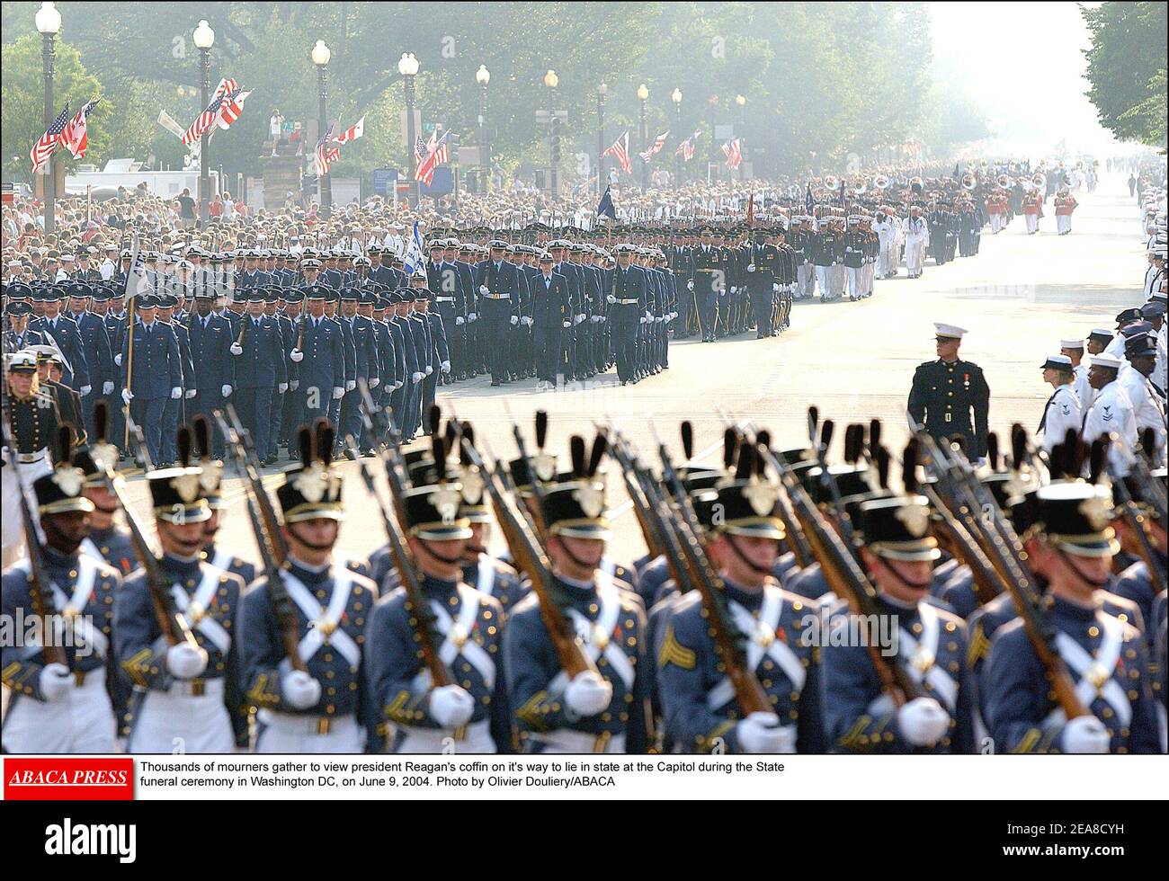 Tausende Trauernde versammeln sich, um den Sarg von Präsident Reagan auf dem Weg zu sehen, im Staat im Kapitol zu liegen, während der Beerdigungszeremonie des Staates in Washington DC, am 9. Juni 2004. Foto von Olivier Douliery/ABACA Stockfoto