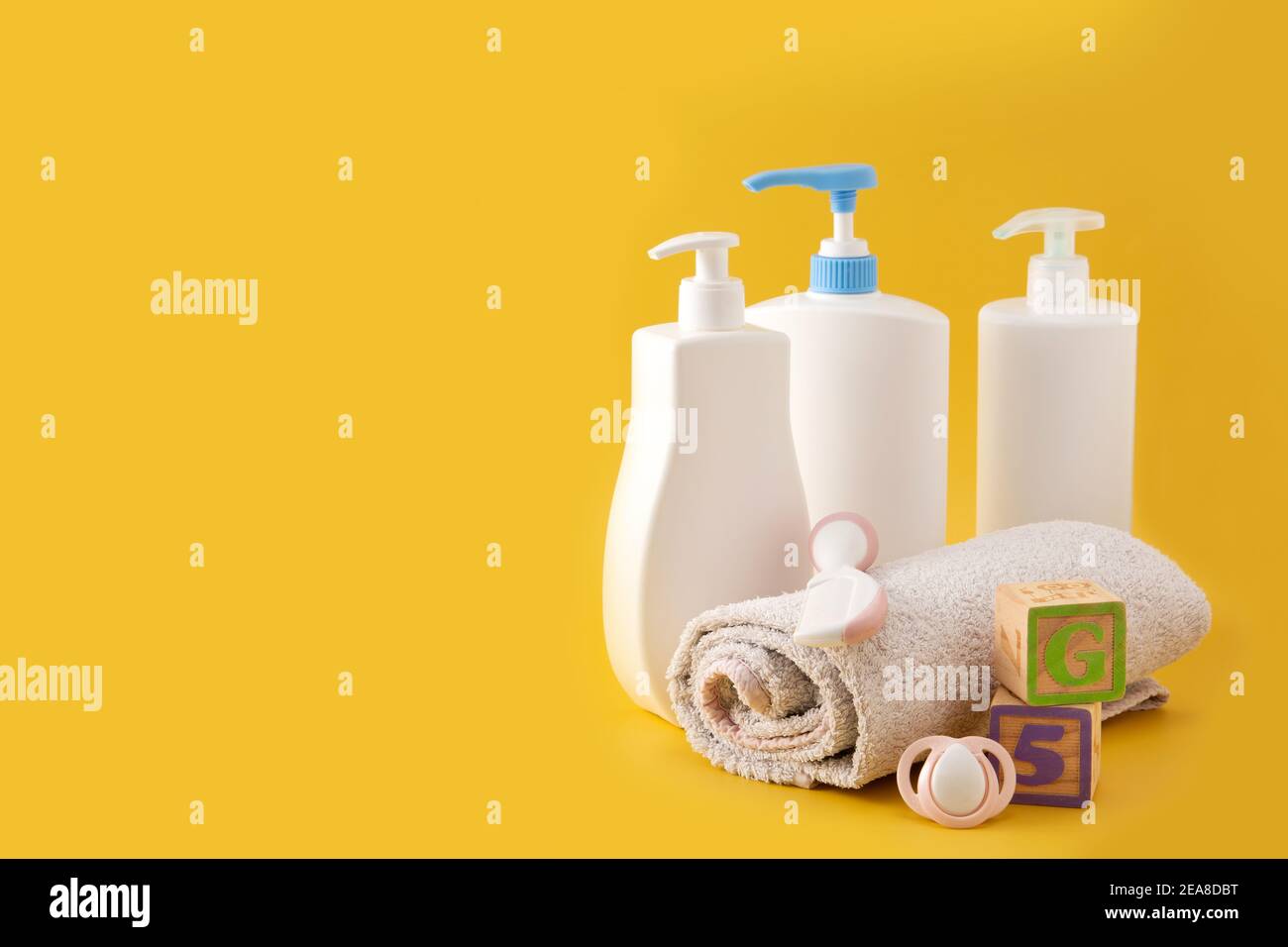 Babyhygiene und Badeutensilien auf gelbem Hintergrund Stockfoto