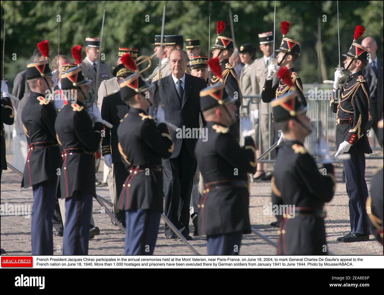 Der französische Präsident Jacques Chirac nimmt an den jährlichen Feierlichkeiten Teil, die am 18. Juni 2004 im Mont-Valerien in der Nähe von Paris-Frankreich anlässlich des Appells von General Charles De Gaulle an die französische Nation am 18. Juni 1940 stattfinden. Von Januar 1941 bis Juni 1944 wurden dort mehr als 1,000 Geiseln und Gefangene von deutschen Soldaten hingerichtet. Foto von Mousse/ABACA. Stockfoto