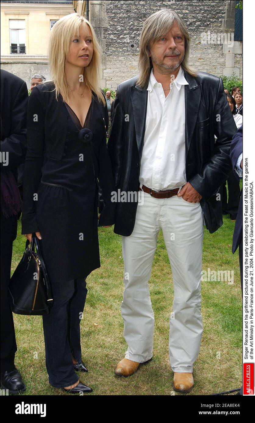 Sänger Renaud Sechan und seine Freundin, die während der Feier des Festes der Musik in den Gärten des Ministeriums für Kunst in Paris-Frankreich am 21. Juni 2004. Foto von Giancarlo Gorassini/ABACA. Stockfoto