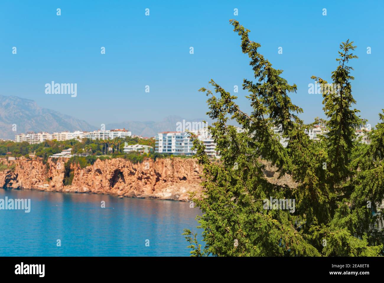 Idyllischer Panoramablick auf die Küste von Antalya. Taurus Berge im Hintergrund und die blaue Bucht des Mittelmeers Stockfoto