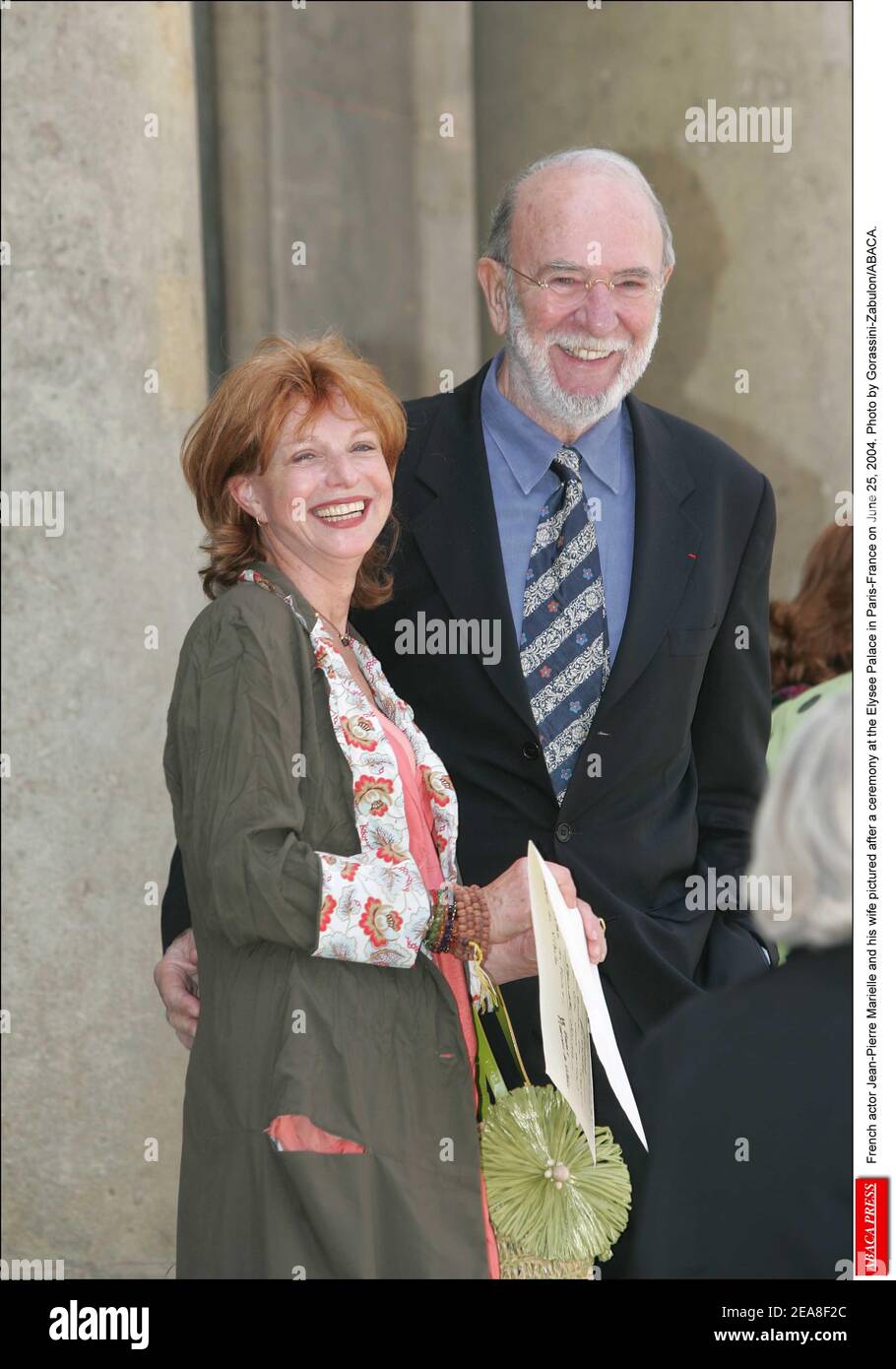 Der französische Schauspieler Jean-Pierre Marielle und seine Frau im Bild nach einer Zeremonie am 25. Juni 2004 im Elysée-Palast in Paris-Frankreich. Foto von Gorassini-Zabulon/ABACA. Stockfoto