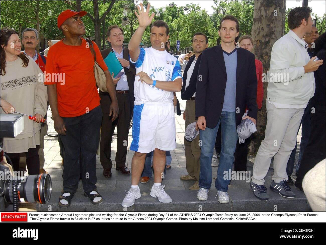 Der französische Geschäftsmann Arnaud Lagardere stellte sich vor, als er am 21. Tag des OLYMPISCHEN Fackellaufs 2004 in ATHEN am 25. Juni 2004 auf den Champs-Elysees in Paris-Frankreich auf die olympische Flamme wartete. Die Olympische Flamme reist zu den Olympischen Spielen 2004 in Athen in 34 Städte in 27 Ländern. Foto von Mousse-Lamperti-Gorassini-Klein/ABACA. Stockfoto