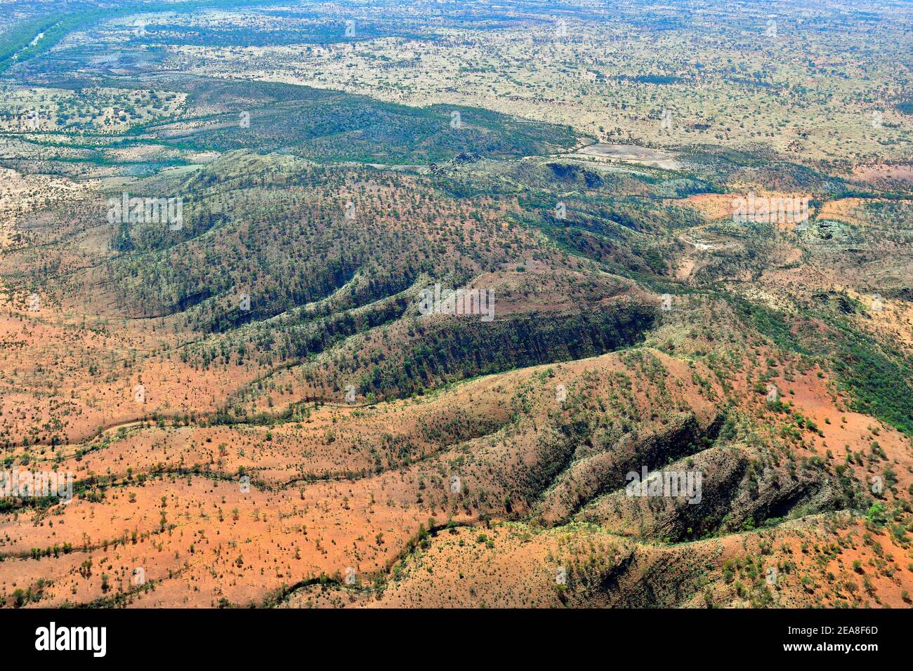 Australien, NT, Luftaufnahme über Outback Landschaft südlich von Alice Springs, Australien, Nordaustralien, Luftaufnahme der Landschaft südlich von Alice S. Stockfoto