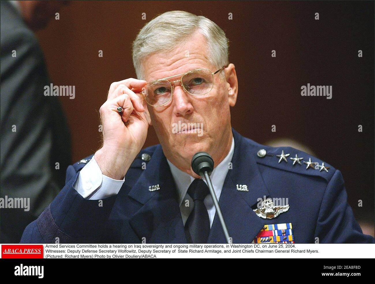 Das Komitee für bewaffnete Dienste hält am 25. Juni 2004 in Washington DC eine Anhörung über die Souveränität des Irak und die laufenden Militäroperationen ab. Zeugen: Stellvertretender Verteidigungsminister Wolfowitz, stellvertretender Staatssekretär Richard Armitage und Joint Chiefs Chairman General Richard Myers. (Im Bild: Richard Myers) Foto von Olivier Douliery/ABACA Stockfoto