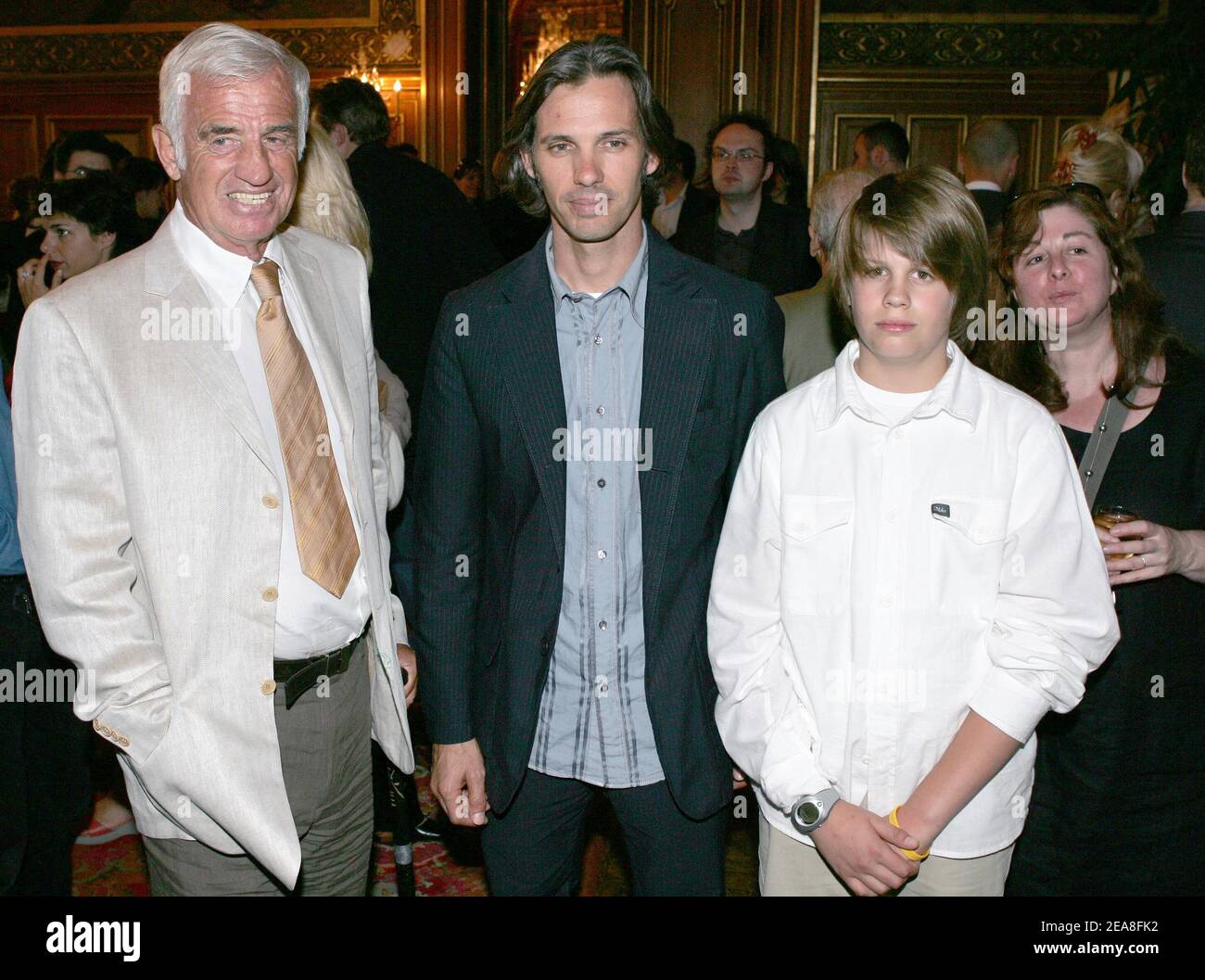 (L bis R) der französische Schauspieler Jean-Paul Belmondo, sein Sohn Paul Belmondo und Pauls Sohn Alessandro im Rahmen der Eröffnungsfeier des Festival Paris Cinema 2nd im Hotel de Ville (Rathaus) in Paris-Frankreich am 28. Juni 2004. Aus diesem Anlass wurde Jean-Paul Belmondo vom Bürgermeister Bertrand Delanoe mit der Medaille der Stadt Paris ausgezeichnet. Foto von Laurent Zabulon/ABACA. Stockfoto