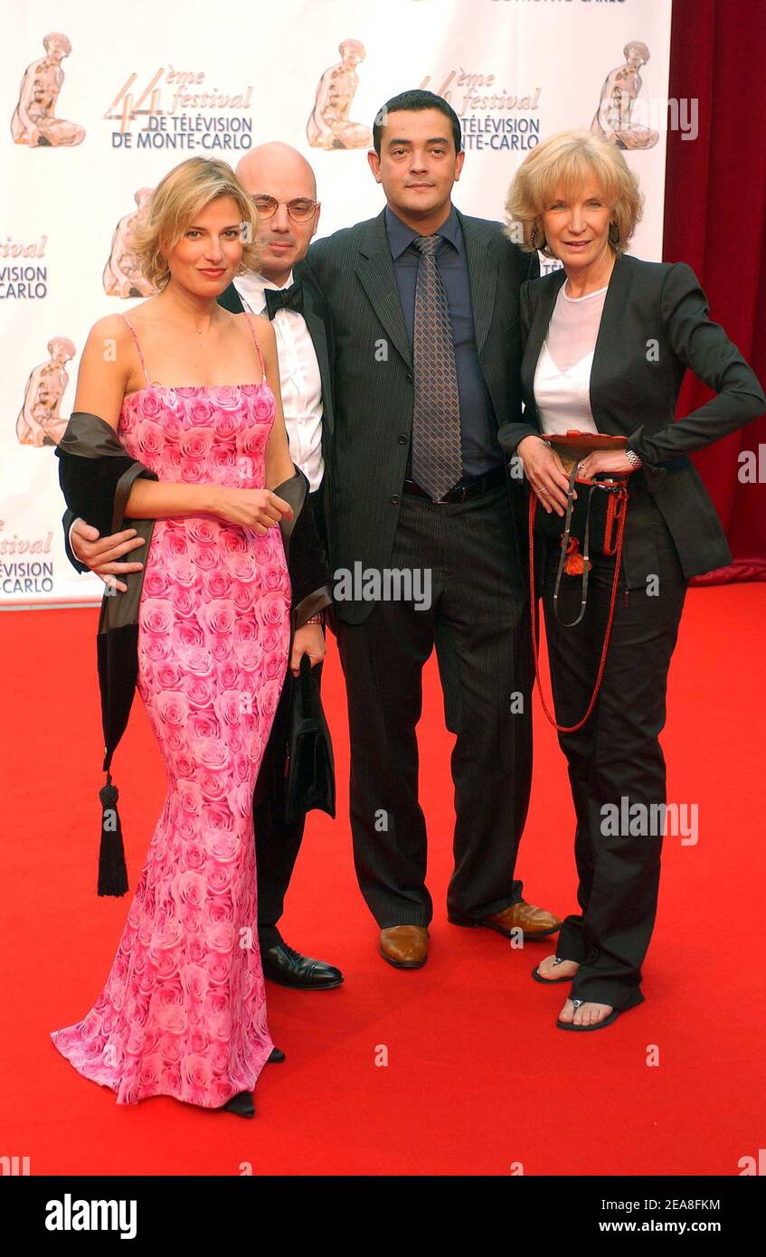 Die französische Schauspielerin Christine Lemler (L), Marie-Christine Adam (R) und das Team der Serie "Sous le Soleil", die bei der Eröffnungsfeier des Monte-Carlo TV Festivals 44th im Grimaldi Forum in Monaco am 28. Juni 2004 abgebildet wurde. Foto von Giancarlo Gorassini/ABACA. Stockfoto