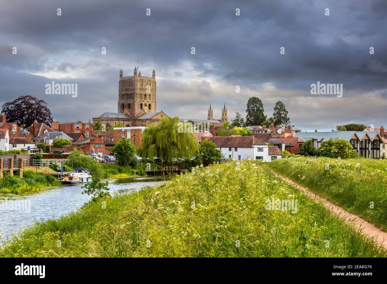 Tewkesbury Abbey und die Rückseite des Avon River im späten Frühjahr, Gloucestershire, England Stockfoto