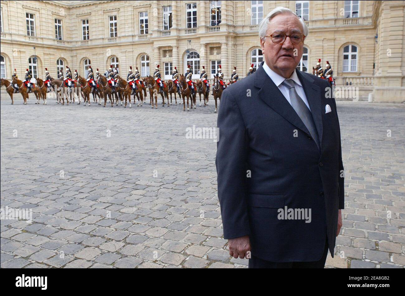 File photo - File photo dated April 6, 2004 of Senate President Christian Poncelet posiert im Senat Cour d'honneur. Zwischen 1998 und 2008 war Christian Poncelet, ehemaliger Senatsvorsitzender, in der Nacht vom Donnerstag auf diesen Freitag im Alter von 92 Jahren in Remiremont gestorben. Foto von Hounsfield-Mousse/ABACA. Stockfoto