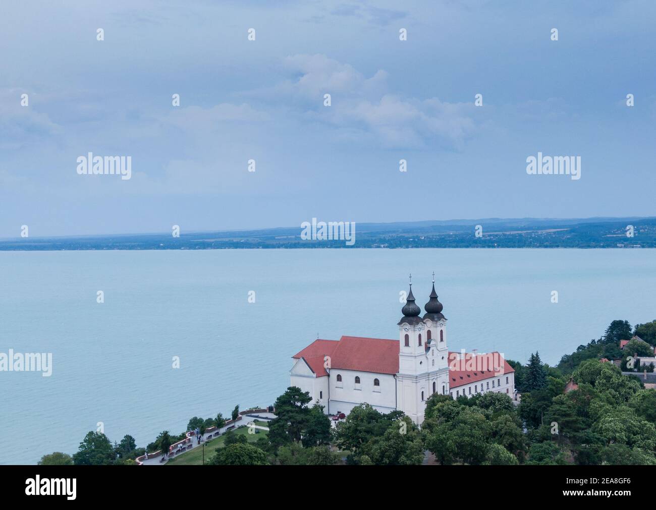 Luftbild zeigt das historische Benediktinerkloster von Tihany Stockfoto