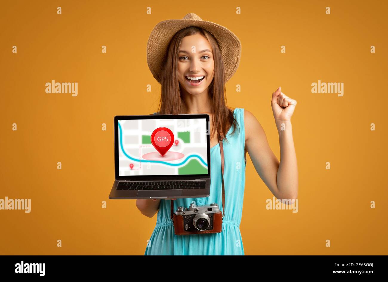 Weiblicher Tourist Holding Laptop Mit Karten Für Navigation, Gelber Hintergrund Stockfoto