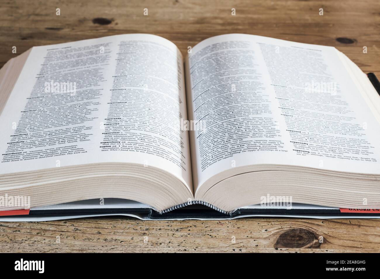 Nahaufnahme des Hardback-Nachschlagebuchs von Oxford Thesaurus geöffnet Ein alter Holztisch Stockfoto