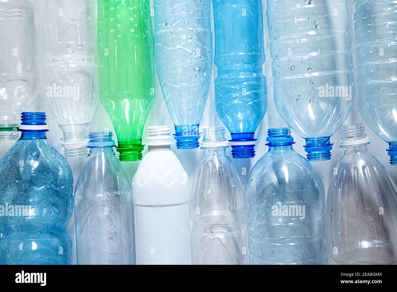 Verschiedene Plastikflaschen warten auf den Versand zum Recycling. Kein Kunststoffkonzept mit Kopierplatz Stockfoto