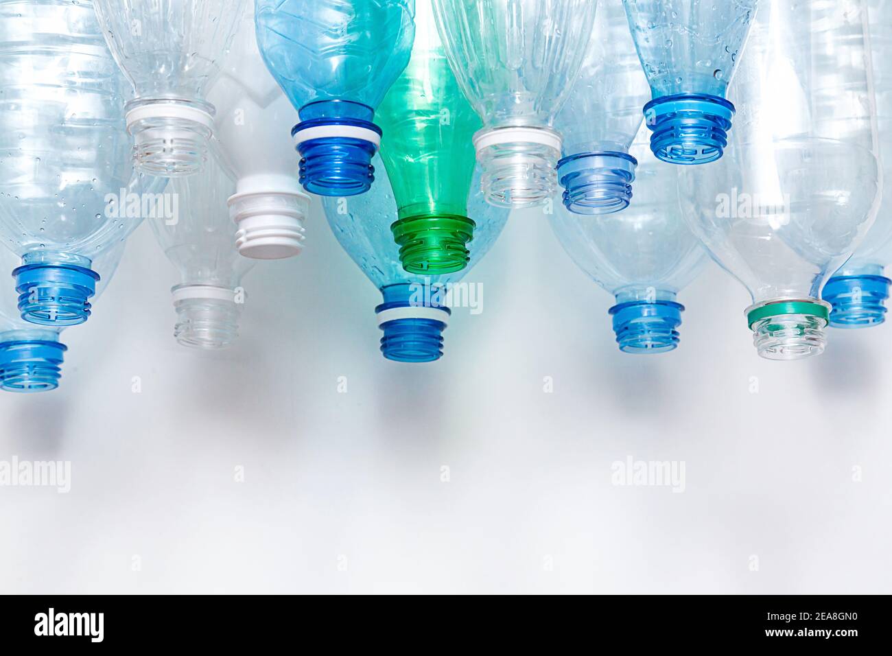 Verschiedene Plastikflaschen warten auf den Versand zum Recycling. Kein Kunststoffkonzept mit Kopierplatz Stockfoto