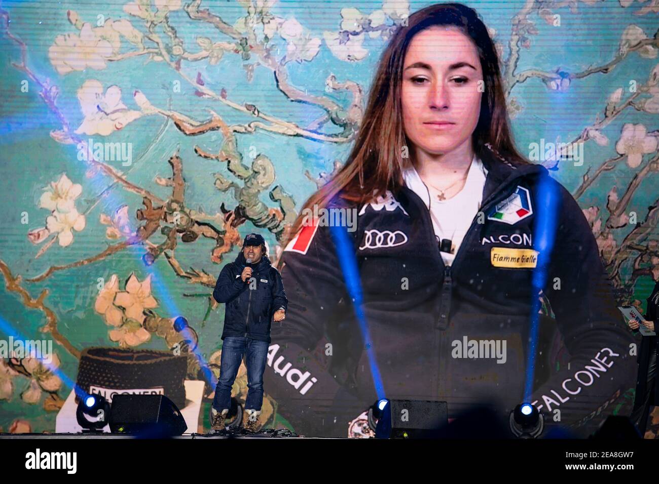 Cortina d'Ampezzo, Italien 07. Februar 2021. Sofia Goggia in abgelegener Verbindung während der FIS Alpine Ski World Championships Eröffnungsfeier am 7. Februar 2021 in Cortina d'Ampezzo Italien. Stockfoto