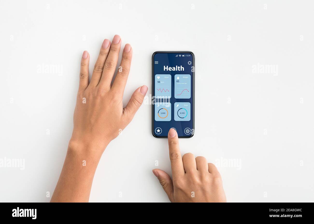 Frau, Die Smartphone Mit Der Täglichen App Zur Verfolgung Körperlicher Aktivität Verwendet, Kreative Collage Stockfoto