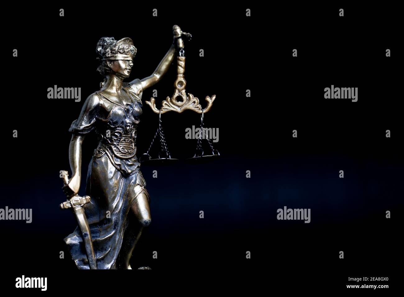 Statue der Justitia mit Waage. Justizkonzept Stockfoto