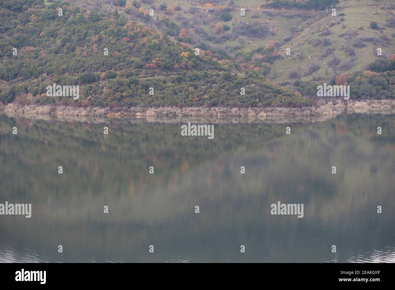 Reflektiert in den ruhigen Gewässern des Sees Stockfoto