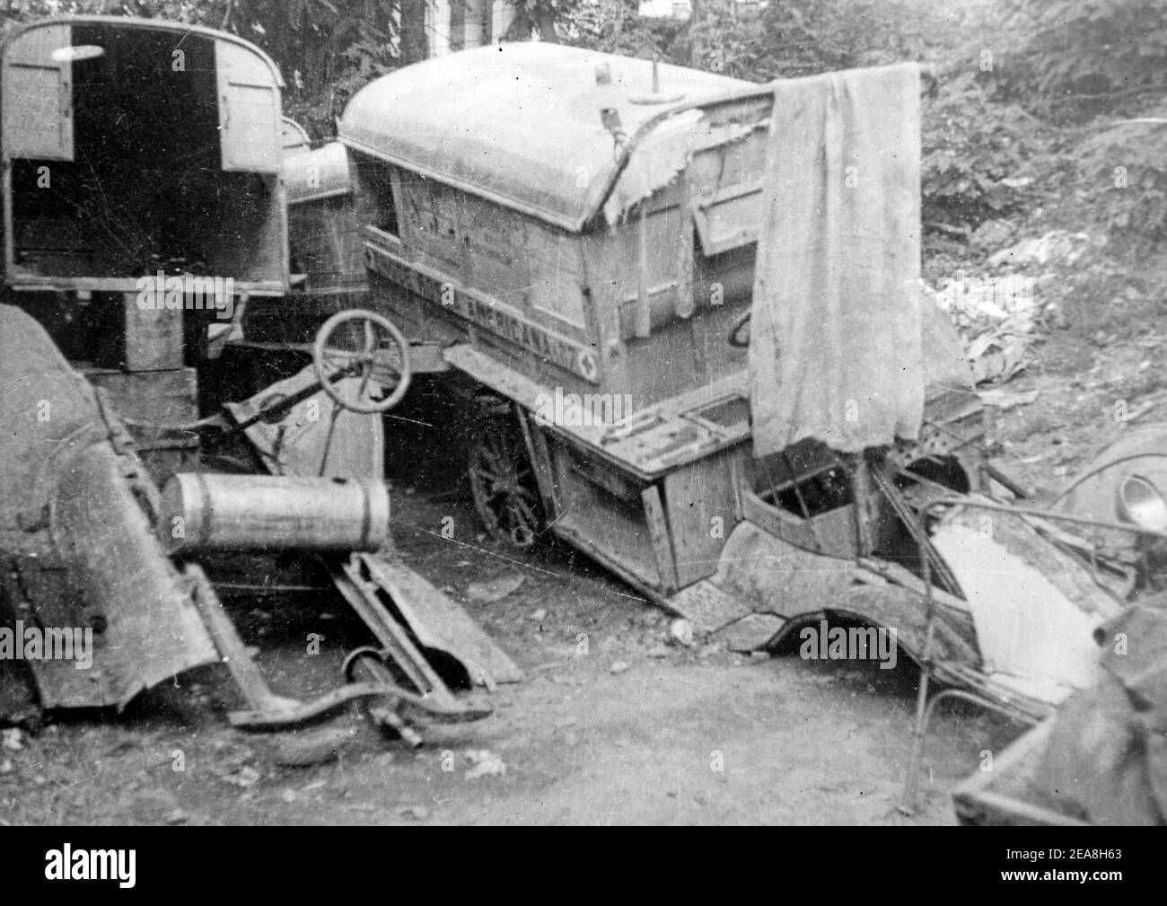 Welche Geschichten Sie Erzählen Konnten. Diese alten amerikanischen Ambulanzen des Roten Kreuzes erreichten Serbien während des Krieges und wurden für den Transport verwundete serbische Soldaten verwendet, bis sie auseinander fielen. Serbien war sieben Jahre im Krieg und während dieser Zeit wurden die Straßen nie repariert. Es war eine tolle Belastung für Autos. Es gibt etwa zwanzig dieser zusammengebrochenen Krankenwagen, die in einem Militärgebiet in Belgrad zusammengeschichtet sind, und sie verdienen wirklich eine bessere Behandlung, weil sie echte Veteranen des großen Krieges sind. Es wurde vorgeschlagen, ihnen einen Ehrenplatz im Militärmuseum in Belgrad zu geben - Januar 1 Stockfoto