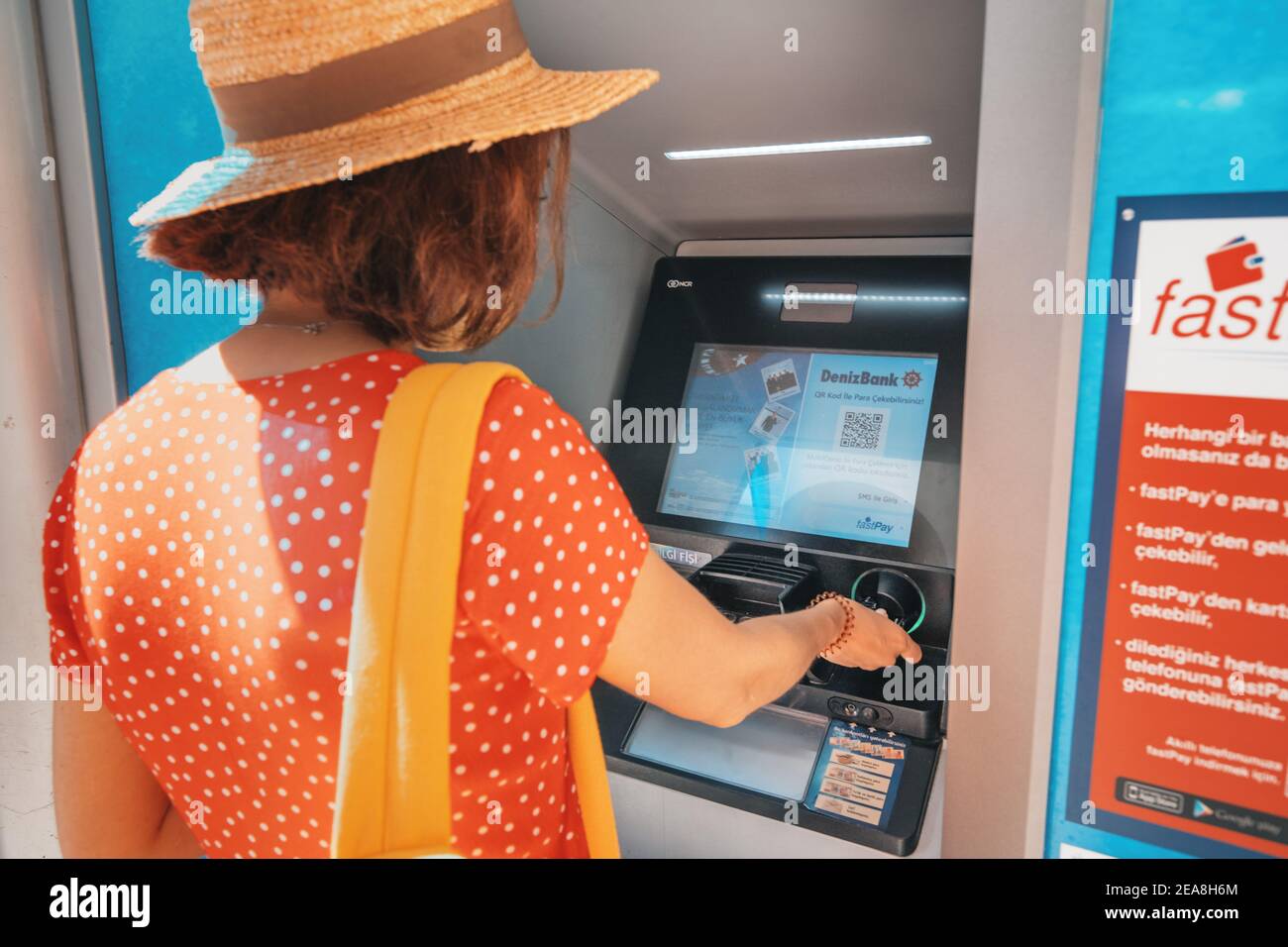 04. September 2020, Türkei, Antalya: Eine Kundin der Deniz Bank zieht Geld von ihrem Kartenkonto ab und zahlt die Transaktionsgebühr am Geldautomaten Stockfoto