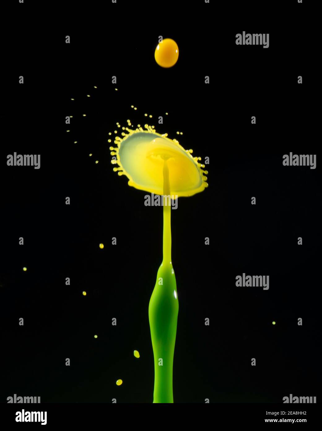 Grüne und gelbe Milchtropfen Kollision Fotografie Stockfoto