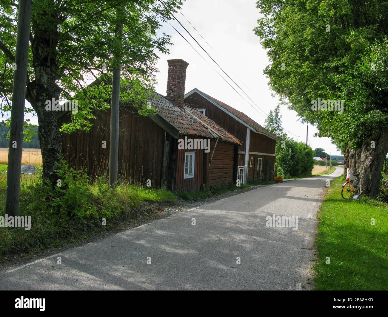 ALTE HÜTTE für Arbeiter auf dem Bauernhof entlang des Landes Straße Stockfoto