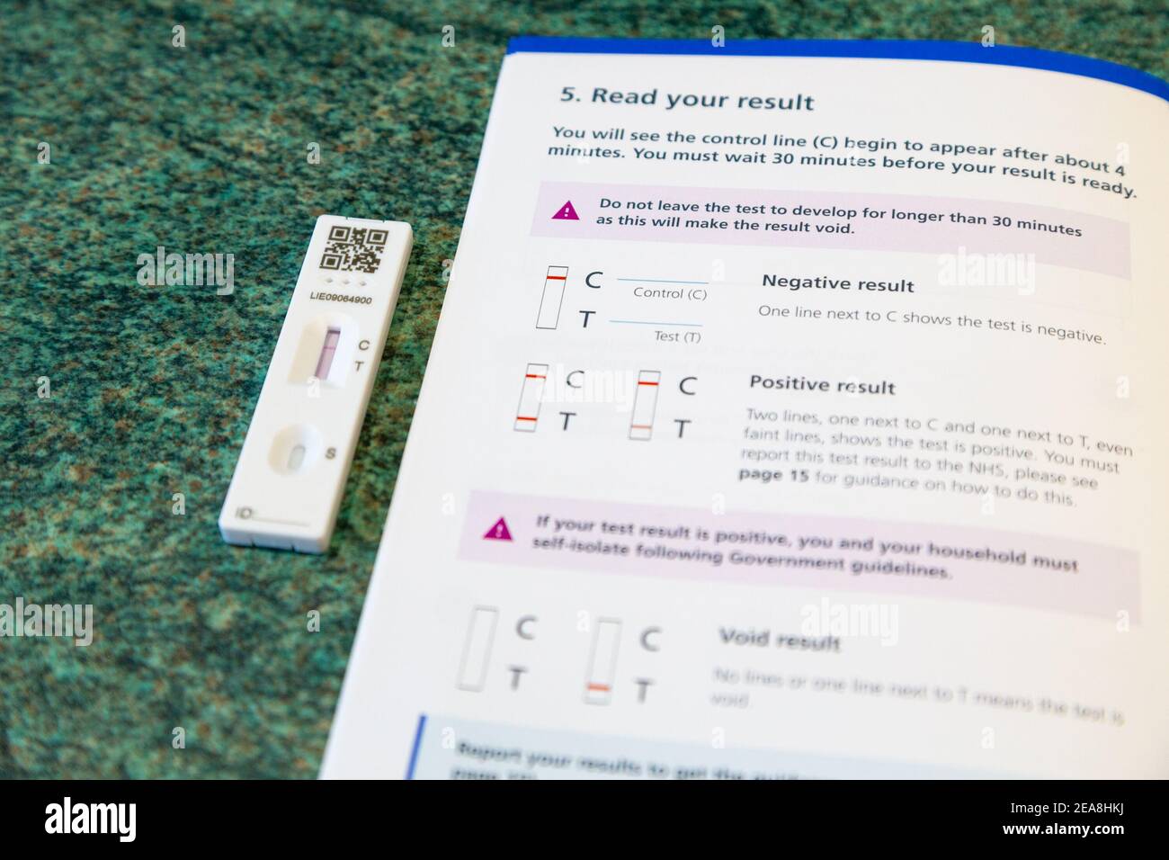 Ashford, Kent, Großbritannien. Februar 2021, 8th. Eine Frau folgt den Anweisungen für ein Heim-Covid 19 Selbsttest-Kit, Coronavirus-Test. Covid lateraler Durchflusstest. Negativer Coronavirus-Test. Foto: PAL Media/Alamy Live News Stockfoto