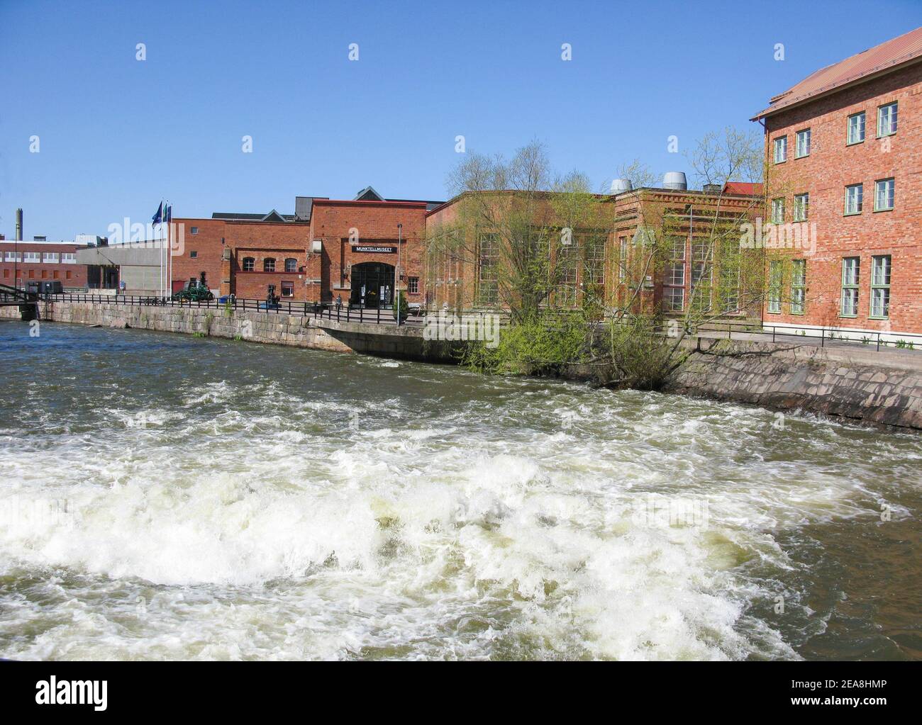 RAUSCHENDE Wassermassen im Fluss unterhalb des Bolinder Munktell Museum in Eskilstuna Södermanland Stockfoto