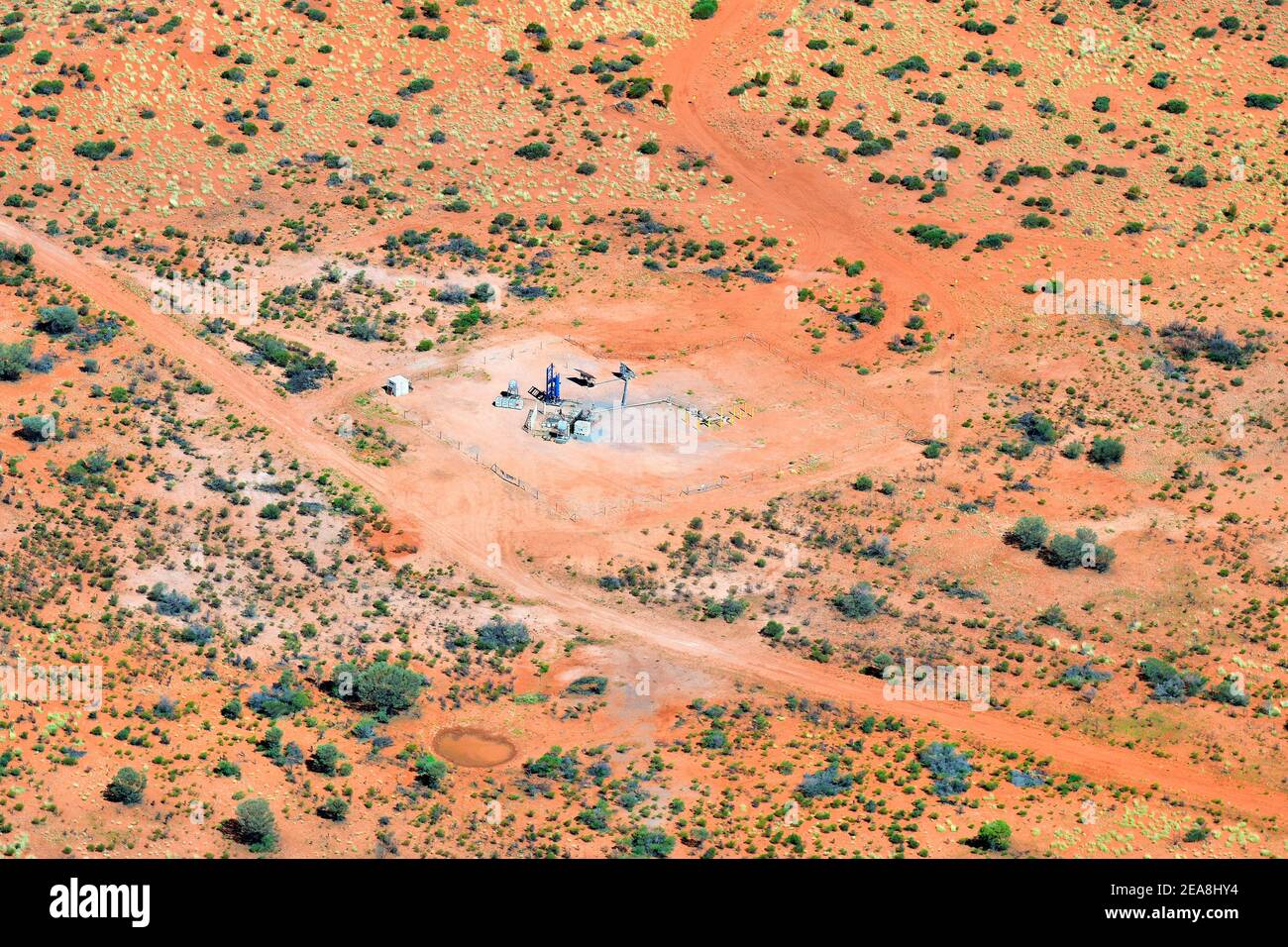 Australien, NT, Bohrung für Wasser von unter der Erde, im Outback südlich von Alice Springs gelegen Stockfoto