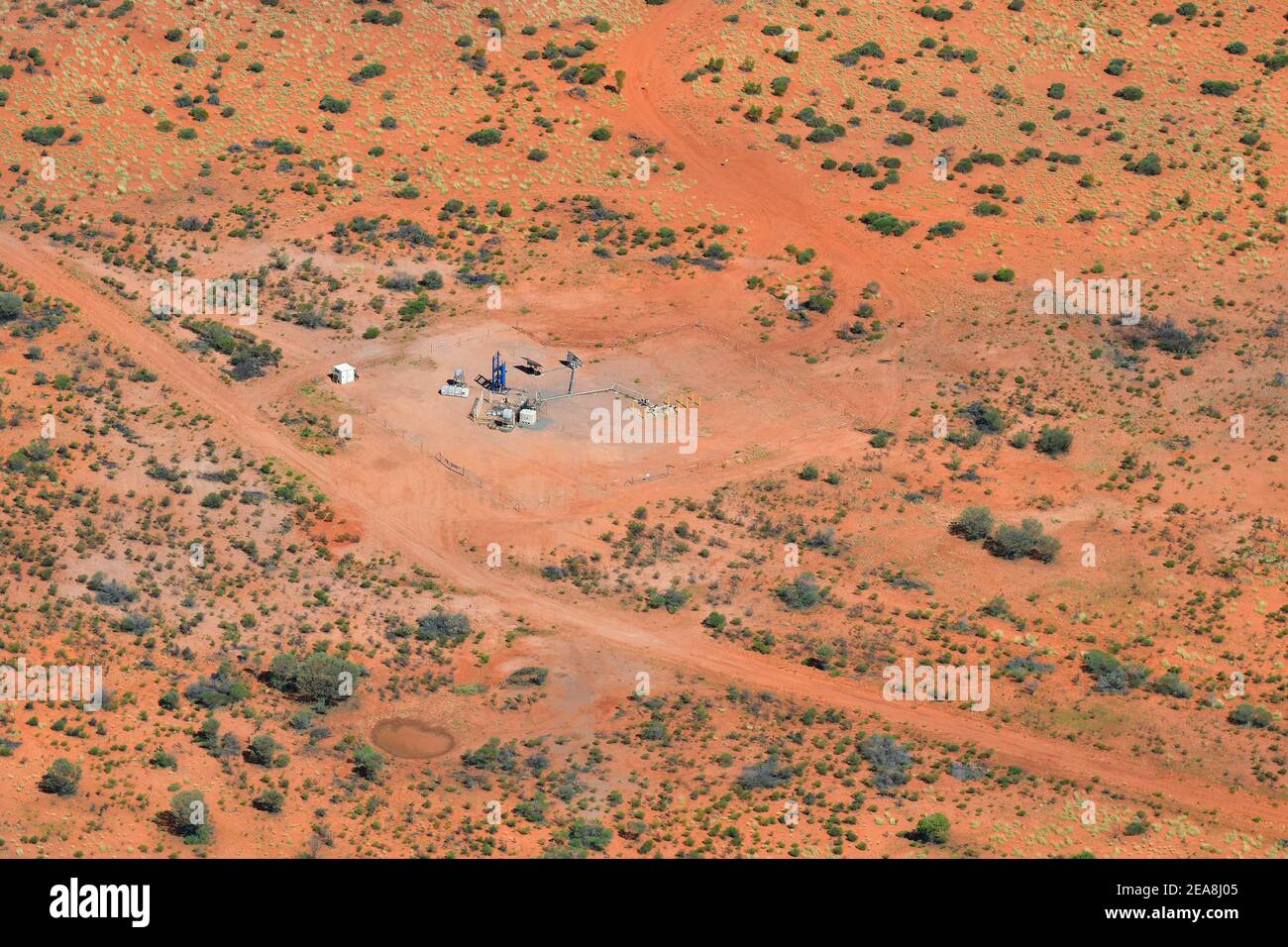 Australien, NT, Bohrstation für Wasser aus dem Boden, im Outback südlich von Alice Springs, Australien, Nordaustralien, Luftaufnahme Stockfoto