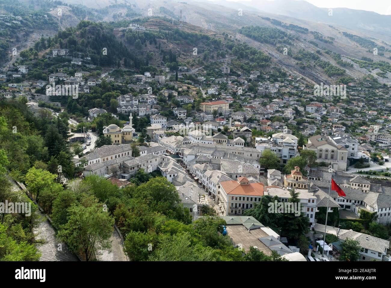 Gjirokaster, Albanien, Europa, gut erhaltene osmanische Stadt. Blick von der Zitadelle auf die steinernen Dächer der Stadt, UNESCO-Weltkulturerbe. Stockfoto