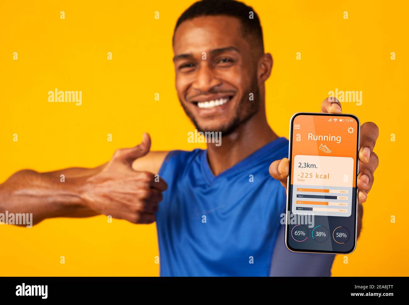 App Wird Ausgeführt Glücklicher schwarzer Mann zeigt Handy mit Sport-Anwendung auf dem Bildschirm Stockfoto