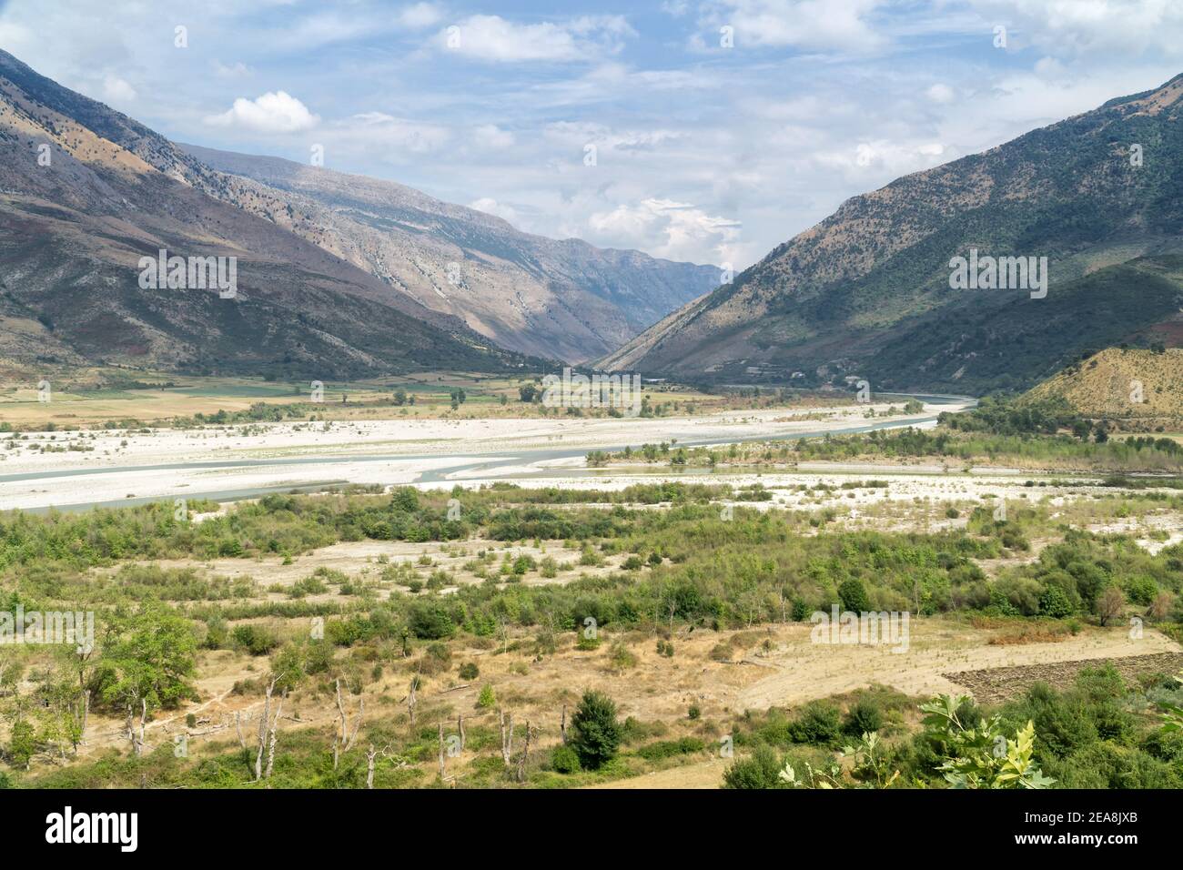 Das Drino River Valley im Sommer, niedriger Wasserstand. Albanien, Bezirk Tepelene, Europa. Stockfoto