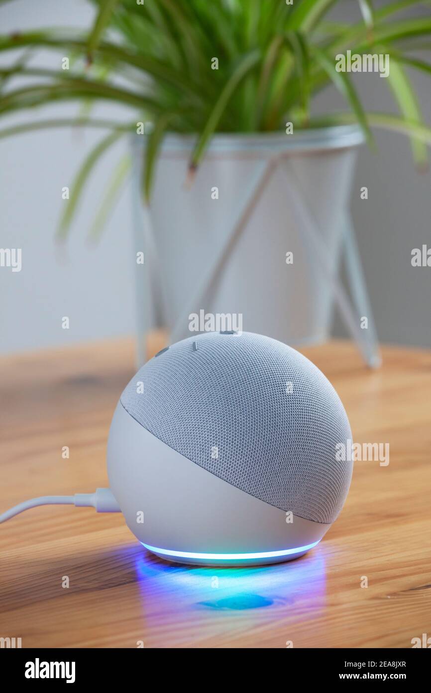 Amazon Echo Dot Smart Speaker mit Alexa Spracherkennung und -Steuerung, 4th Generation in Glacier White Stockfoto