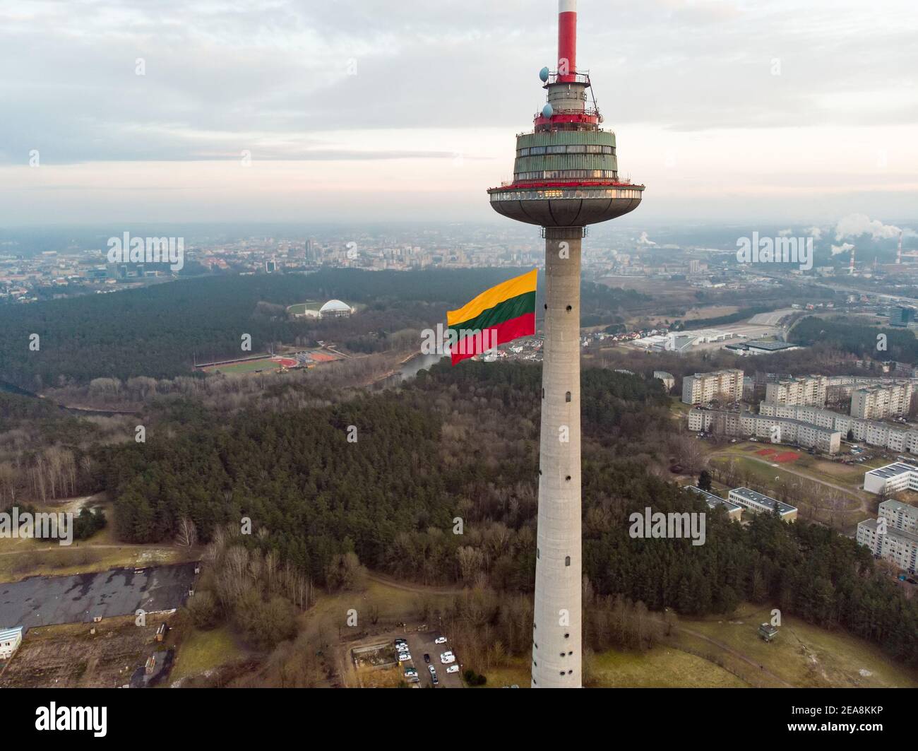 VILNIUS, LITAUEN - 16. FEBRUAR 2020: Auf dem Fernsehturm von Vilnius winkt eine riesige, dreifarbige litauische Flagge zur Feier der Restaurierung der Sta Stockfoto