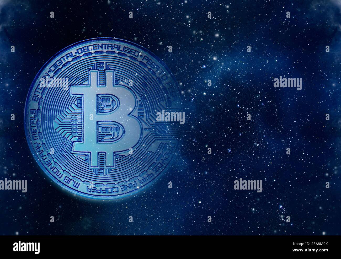 Bitcoin-Symbol, digitales Geld am Sternenhimmel, Konzeptbild über Kryptowährungsgeschäft in der Welt Stockfoto